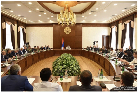 Реакция участников расширенного заседания Совбеза Арцаха на интервью Пашиняна Общественному телевидению РА